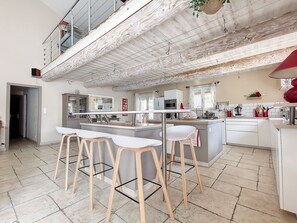 Fridge, microwave, oven, stovetop - Villa la Bastide des Cavaliers 8 people L'isle sur la Sorgue (L'Isle-sur-la-Sorgue)