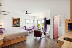 Tabla de planchar con plancha, wifi y ropa de cama