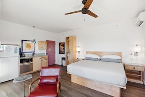 1 bedroom, iron/ironing board, WiFi, bed sheets - Boutique Hotel Folly Room 10: King Studio with a deck - sunset views over Folly River (Folly Beach)