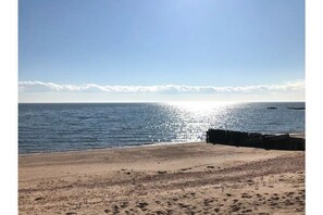 靠近海滩、沙滩椅、沙滩毛巾