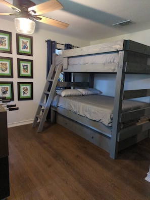 4 bedrooms, iron/ironing board, travel crib, free WiFi - Lakefront, 8 beds, 3 bath, sleeps 18 , large living area, possible bunk room (Gun Barrel City)
