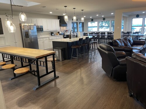 Lakefront, 8 beds, 3 bath, sleeps 18 , large living area, possible bunk room