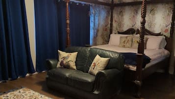 4 quartos, ferros/tábuas de passar roupa, berço de viagem