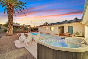 Outdoor dining - Tropicana 5 Bd X 3 Bth 6 Bds (North Las Vegas)