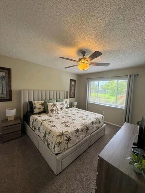 2 quartos, escrivaninha, ferros/tábuas de passar roupa, berço de viagem