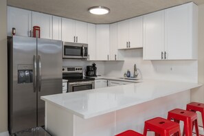 Geladeira, micro-ondas, fogão, cooktop