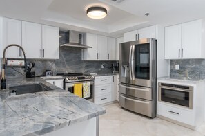 Frigorífico, microondas, horno y placa de cocina
