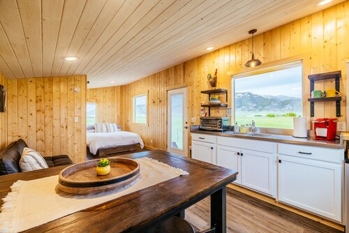 Off-grid tiny home farm stay with incredible mountain views!