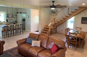 Smart TV, lareira, mesa de pingue-pongue, livros