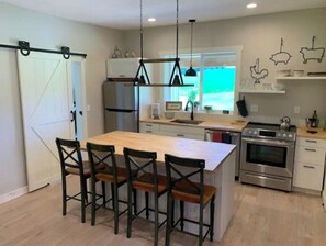 Réfrigérateur, four à micro-ondes, un four, surface de cuisson