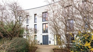 Unclassified image, 4 of 44, button - Amazing Flat-Parking available-By FabAccommodation (CARDIFF)