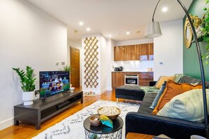 Living area - Amazing Flat-Parking available-By FabAccommodation (CARDIFF)