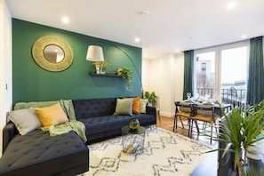 Living area - Amazing Flat-Parking available-By FabAccommodation (CARDIFF)