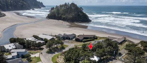 Playa en los alrededores, camastros y toallas de playa