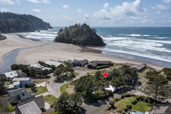 Beach nearby, sun loungers, beach towels