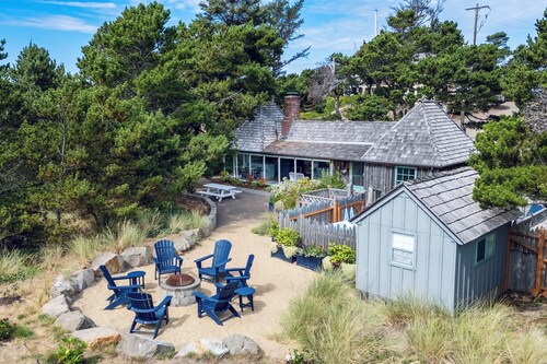 Quintessential Renovated Historic Cottage in Neskowin Village + Hot Tub