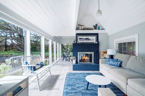 Smart TV, chimenea, libros y estéreo 