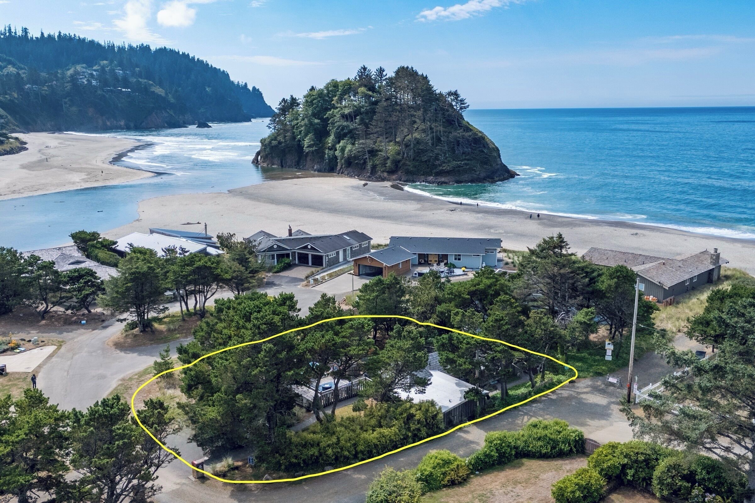 Ubicación cercana a la playa, tumbonas y toallas de playa