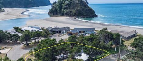 Beach nearby, sun loungers, beach towels