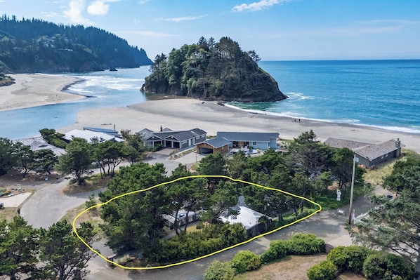 Playa en los alrededores, camastros y toallas de playa 