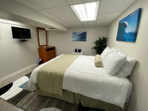 5 habitaciones, escritorio y tabla de planchar con plancha