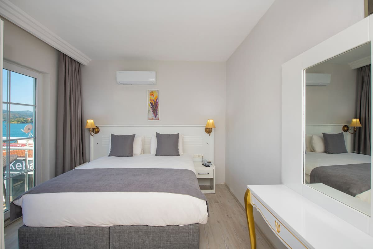 Minibar, laptop workspace, WiFi (free), bed sheets