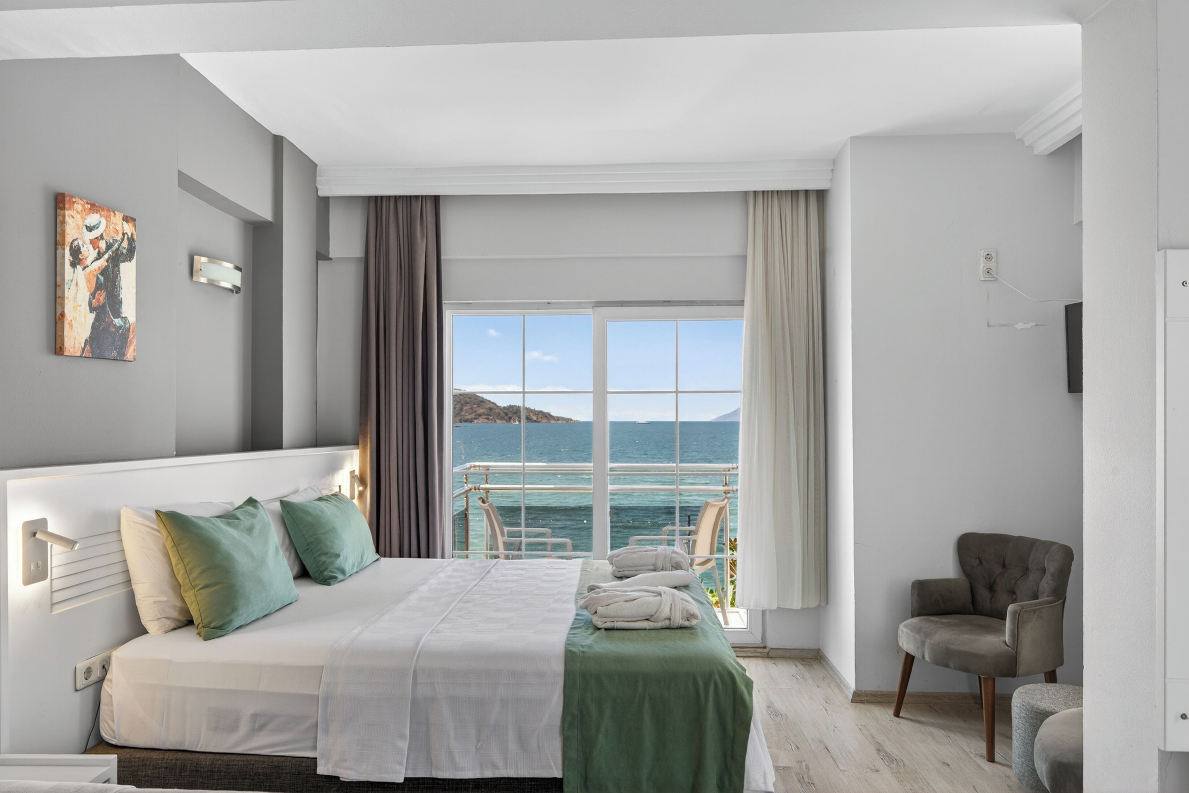 Minibar, espacio para trabajar con laptop, wifi gratis y ropa de cama 
