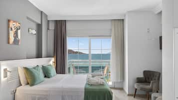 Minibar, espacio para trabajar con laptop, wifi gratis y ropa de cama