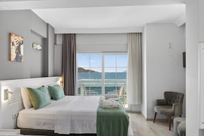Habitación triple superior, vistas al mar | Minibar, espacio para trabajar con un portátil, wifi gratis