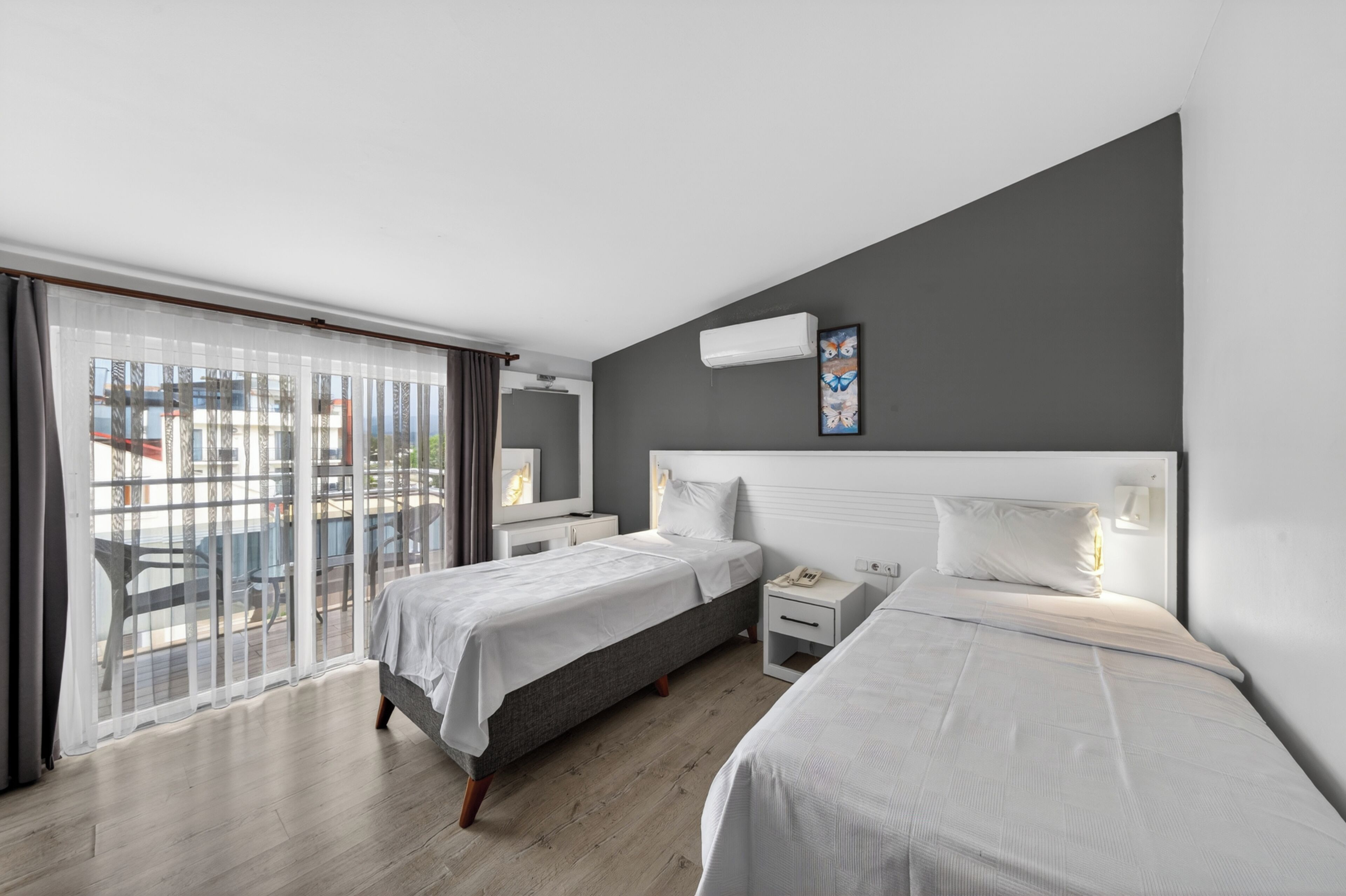 Standard Twin Room | Minibar, laptop workspace, free WiFi, bed sheets