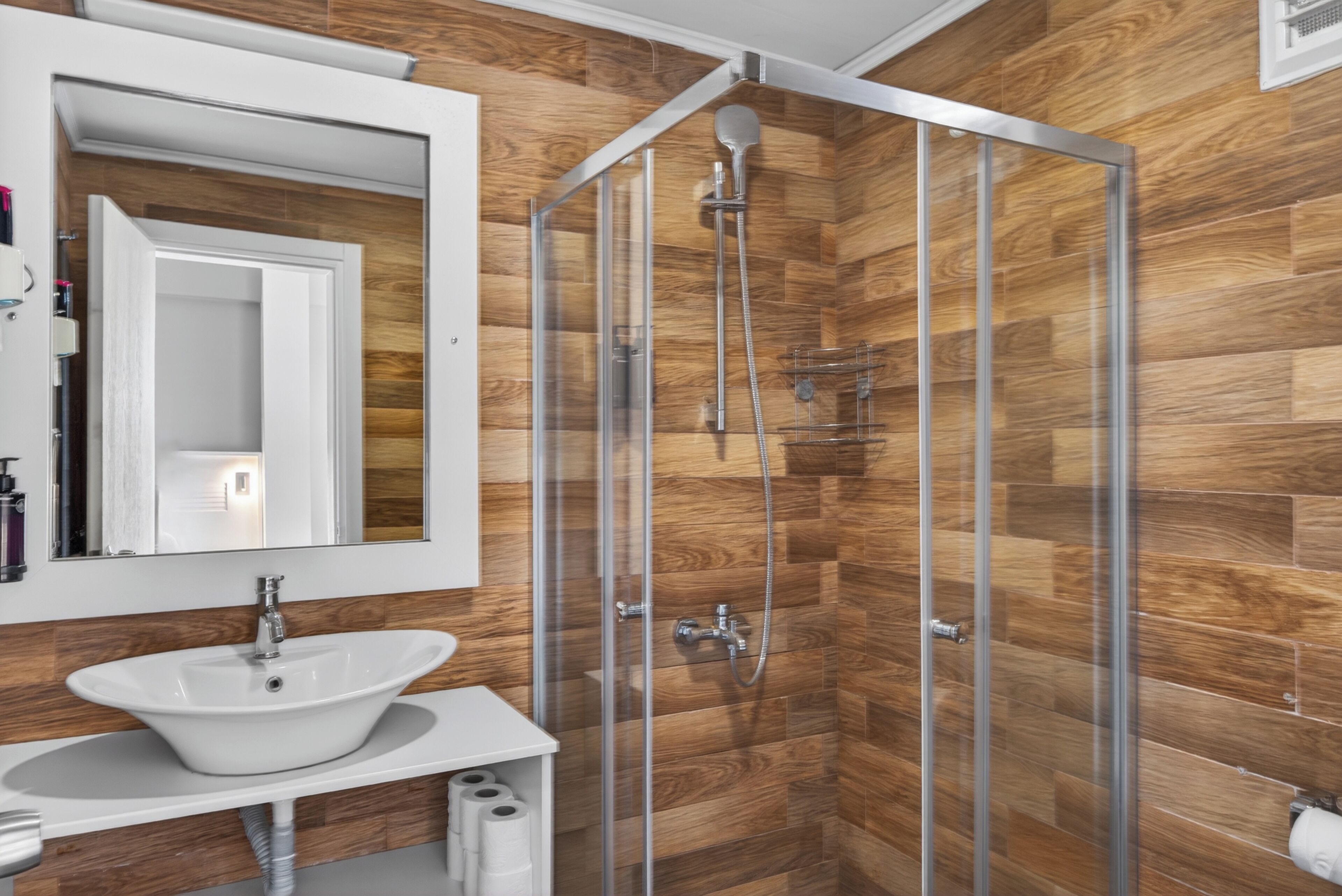 Minibar, espacio para trabajar con laptop, wifi gratis y ropa de cama 