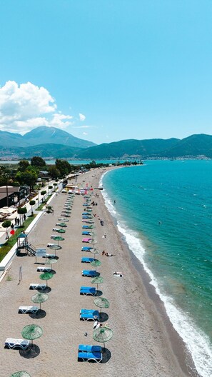 Am Strand, schwarzer Sandstrand