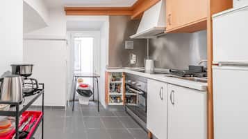 Grand Ground Floor apartment | Private kitchen | Fridge, microwave, oven, stovetop