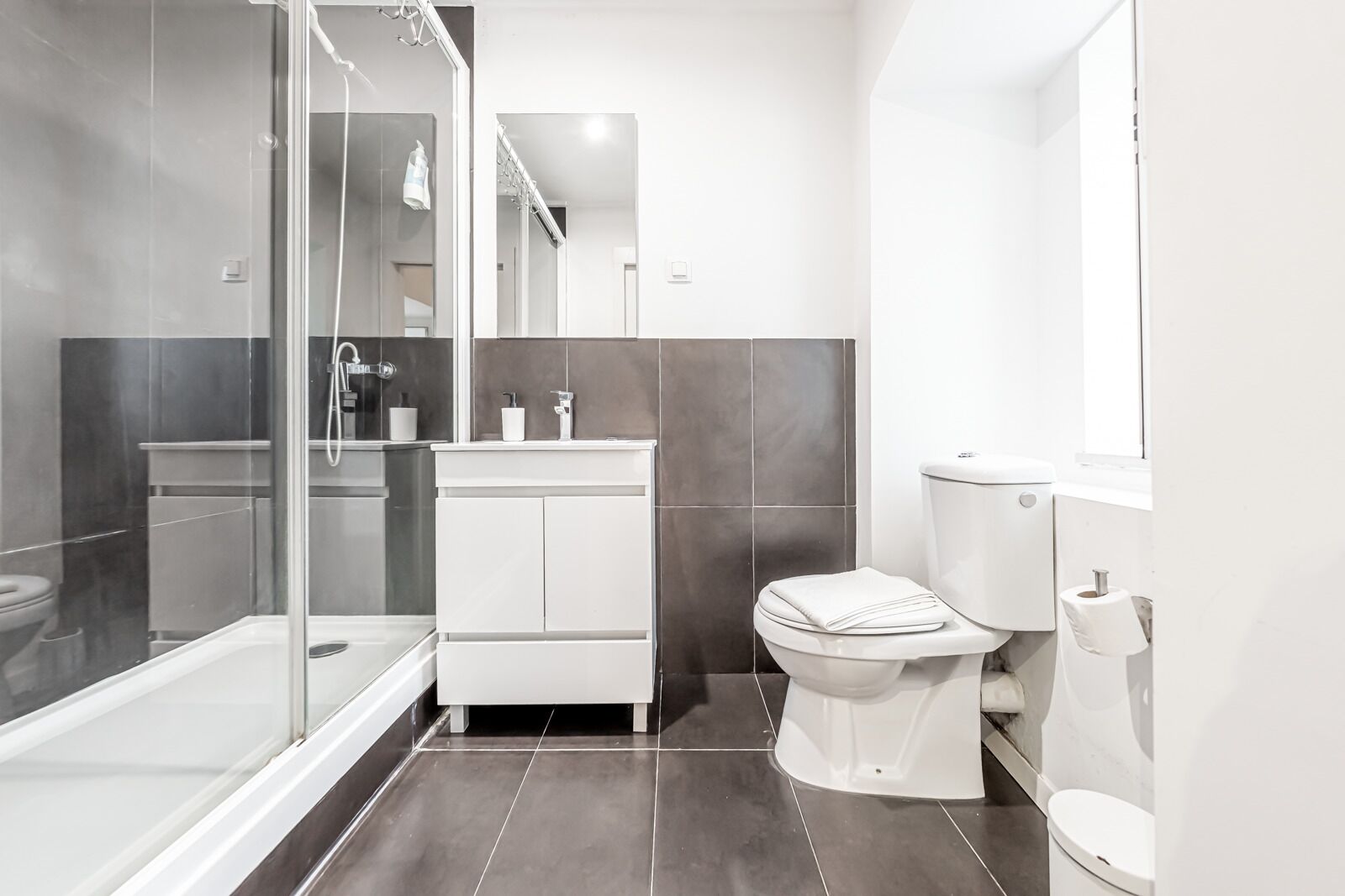 Standaard appartement, balkon | Badkamer | Een bad/douchecombinatie, een haardroger, handdoeken, zeep