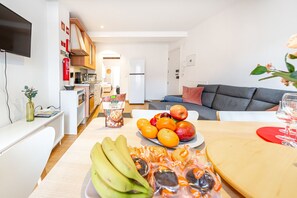 Appartement Standard, plusieurs lits, vue cour intérieure | Restauration dans la chambre