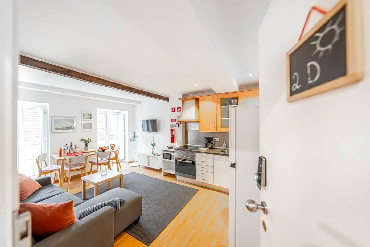 Un appartement moderne comprenant une cuisine, un coin repas et un salon.