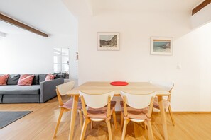 Appartement Standard, balcon | Repas dans la chambre