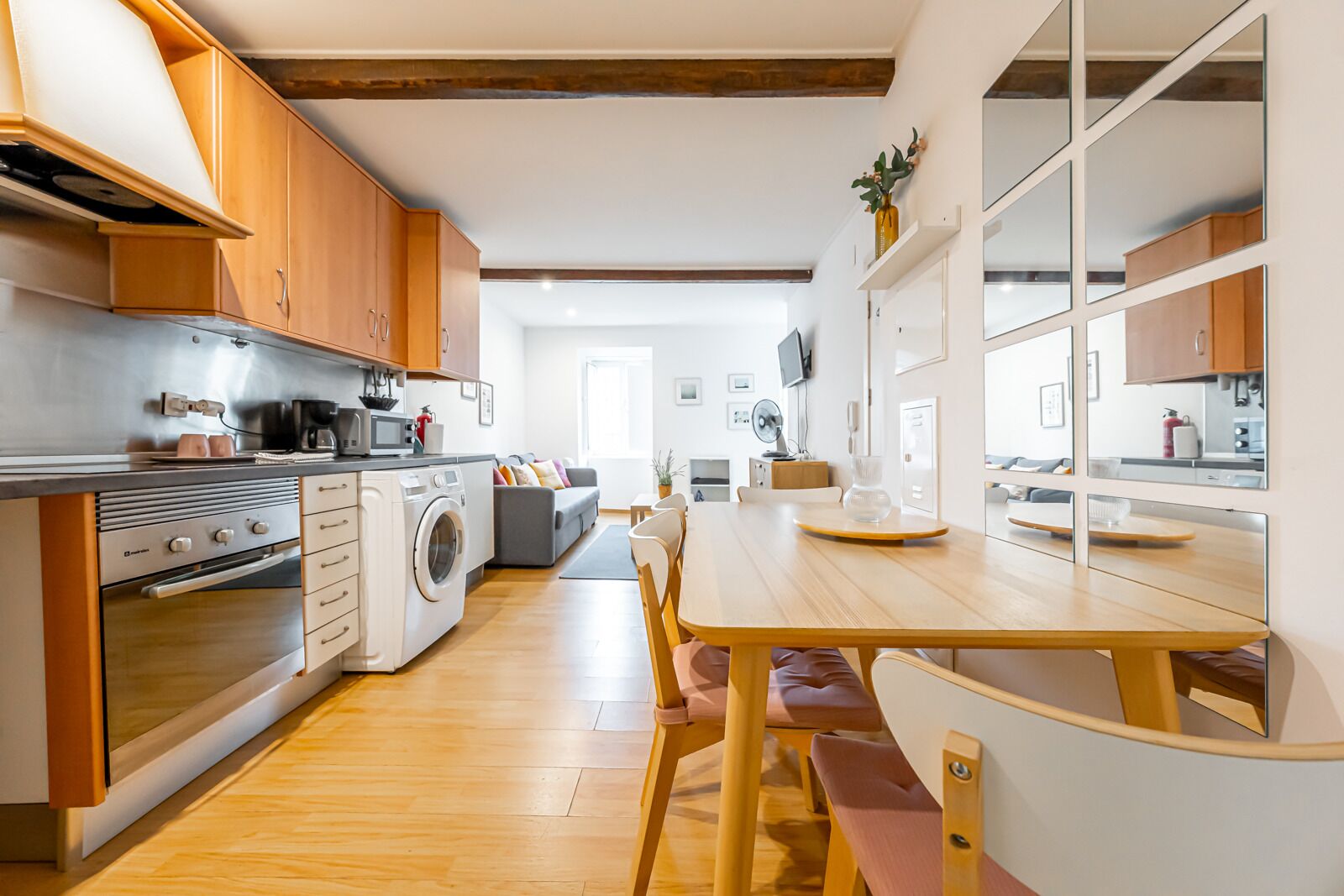 Romantisches Apartment, Terrasse | Wohnbereich | 32-Zoll-LCD-Fernseher mit Satellitenempfang, Fernseher