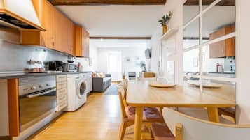 Romantisches Apartment, Terrasse | Wohnbereich | 32-Zoll-LCD-Fernseher mit Satellitenempfang, Fernseher