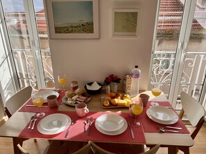Appartement Standard, Plusieurs lits, vue sur la cour intérieure | Repas dans la chambre