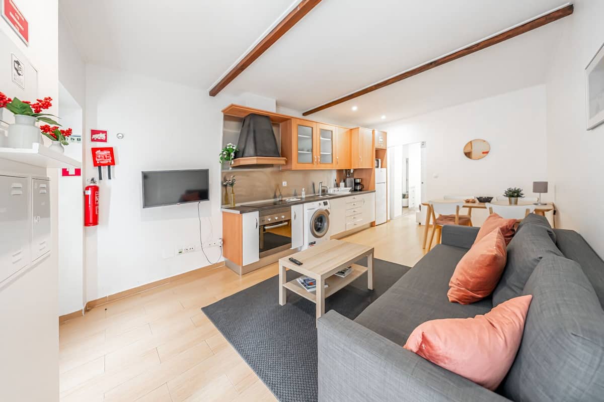 Un appartement moderne comprenant une cuisine, un salon et un coin repas.