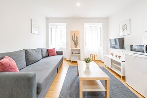 Appartement Supérieur, patio | Coin séjour | Télévision LCD de 32 pouces avec chaînes par satellite, télévision