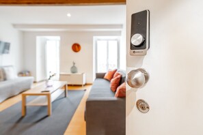 Departamento estándar, balcón | Área de sala de estar | Televisión LCD de 32 pulgadas con canales vía satélite y televisión 