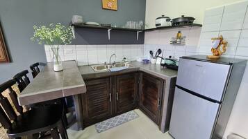 Refrigerador, microondas, cafetera y tetera y tostadora