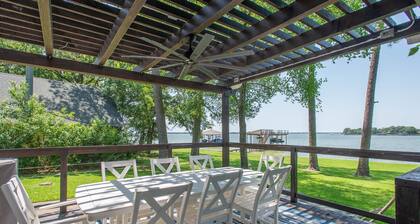 Stunning Five Bedroom Escape - Great Water!