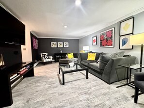 Smart TV, fireplace, ping pong, books - Modern Home-nr Beach/HotTub/Lg Stylish Patio (Hampton)
