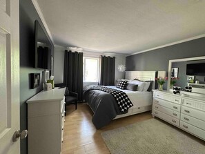 3 bedrooms, desk, iron/ironing board, free WiFi