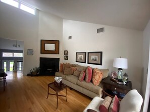 智能电视、壁炉、乒乓球、立体声音响