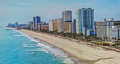 SPACIOUS/GORGEOUS CONDO NEAR BEACH, RESTAURANTS, SHOPPING. AMAZING PATIO & POOL!