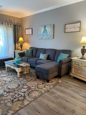 Smart TV, fireplace, books, stereo - 4 miles from beach, but half the price and on the golf course. Newly renovated! (Myrtle Beach)
